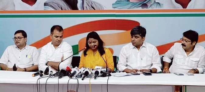 Read more about the article MP Election 2023: प्रधानमंत्री के जबलपुर दौरे पर कांग्रेस का प्रहार, कहा- पीएम मोदी को मिले झूठ रत्न