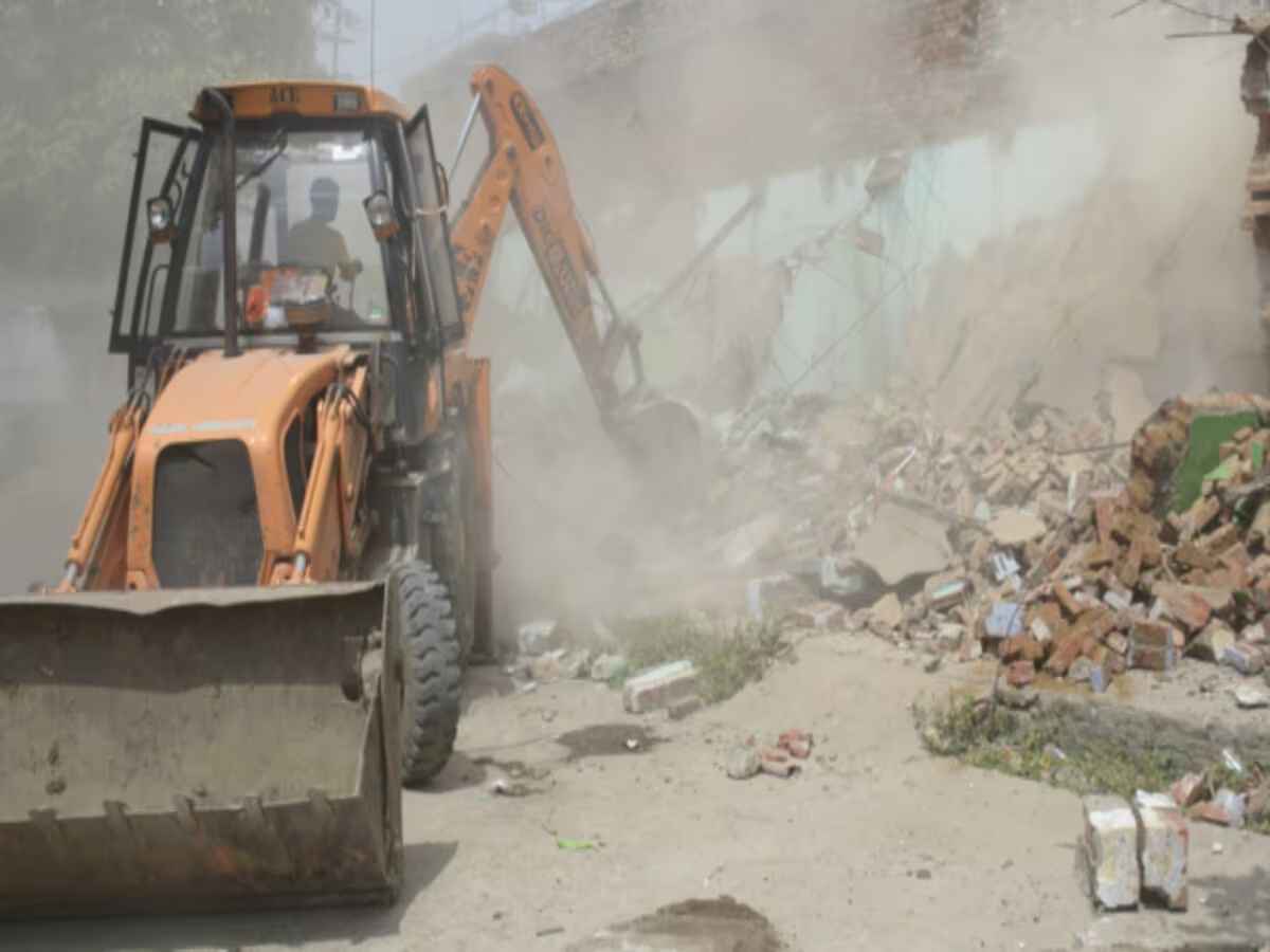 Read more about the article MP में गरजा प्रशासन का बुलडोजर; जमींदोज हुए 100 करोड़ की जमीन पर बने घर, दुकानें भी ध्वस्त