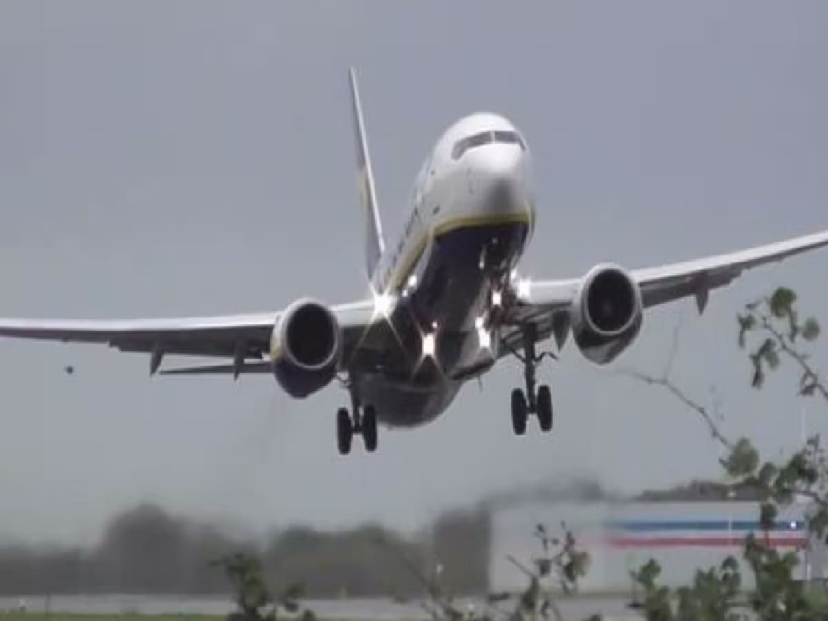 Read more about the article लखनऊ एयरपोर्ट पर अचानक वापस उतरा विमान