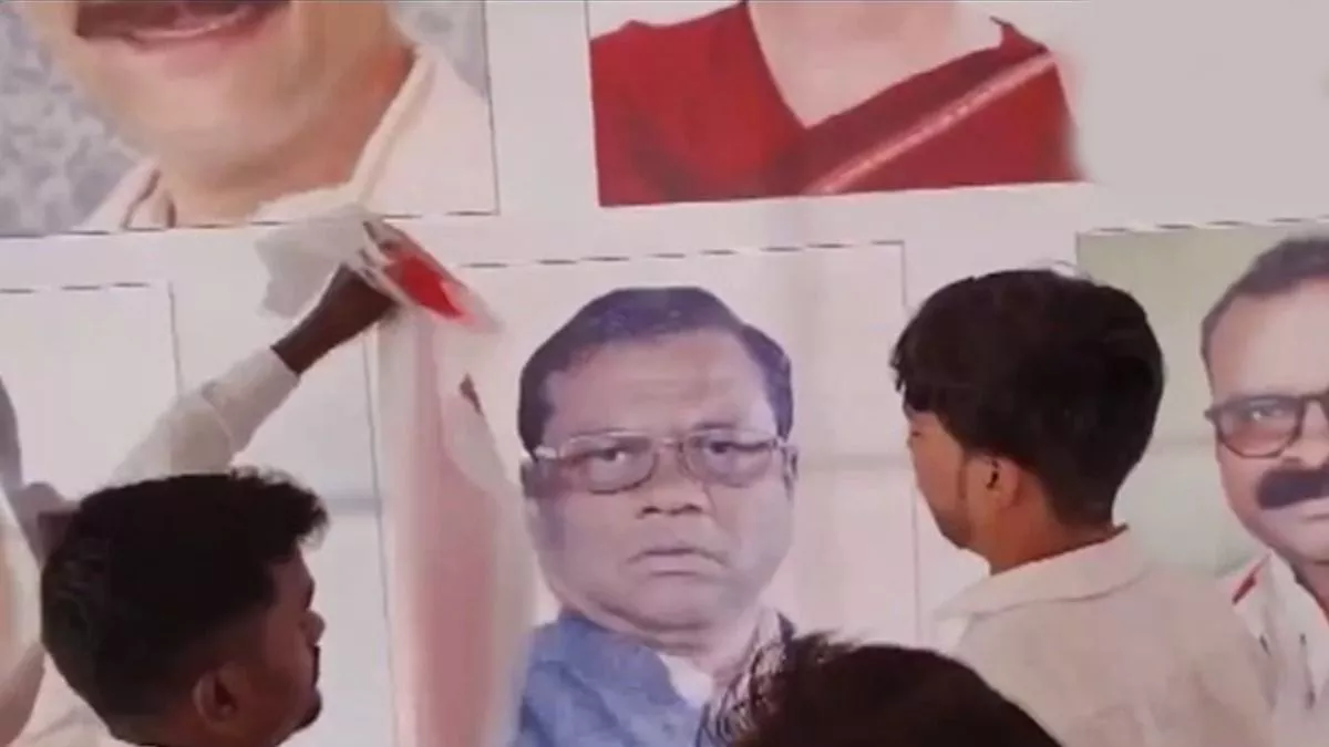 You are currently viewing कांग्रेस के मंच पर भाजपा उम्मीदवार की तस्वीर, राहुल गांधी की रैली से पहले कार्यकर्ताओं ने कर दी गड़बड़