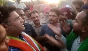 Read more about the article Sirsa: किसानों ने BJP उम्मीदवारों Ranjit Singh और Ashok Tanwar से सवाल पूछने आए, जब वे मिलने नहीं आए तो प्रदर्शन किया