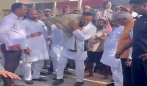 Election Struggle: Naveen Jindal ने कंधों पर थैले उठाए और ट्रक में रखे, Sushil Gupta ने ई-रिक्शा में प्रचार किया