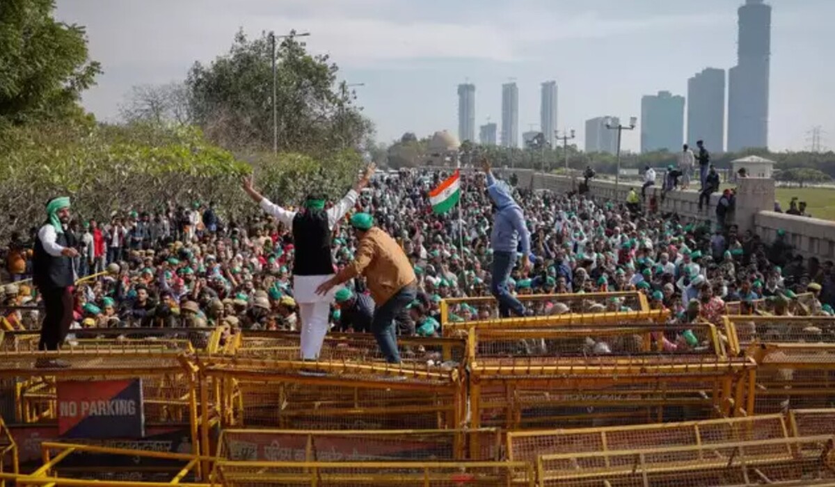 Read more about the article Farmers Protest 2.0: पुलिस और किसानों के बीच फिर हुई झड़प, ट्रैक पर बैठे किसानों ने तोड़े बैरिकेड