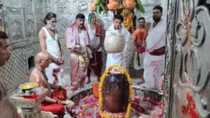 Read more about the article महाकाल भस्म आरती में शामिल हुए धीरेंद्र शास्त्री