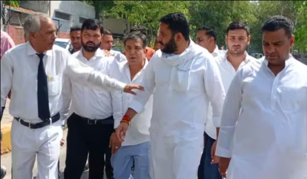 Read more about the article Lok Sabha Elections: गुरुग्राम कोर्ट से जमानत प्राप्त होने के बाद, Congress उम्मीदवार ने BJP पर हमला किया, कहा – ‘पूर्व मुख्यमंत्री…’