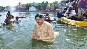 Read more about the article मप्र के सीएम डॉ मोहन यादव ने शिप्रा में लगाई डुबकी