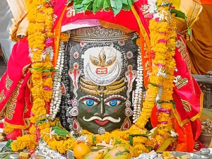 Read more about the article भगवान महाकाल को रजत का त्रिपुण्ड त्रिनेत्र और बिलपत्र अर्पित