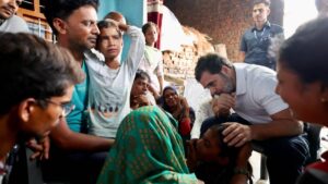 Read more about the article हाथरस में पीड़ित परिवारों से मिले राहुल गांधी