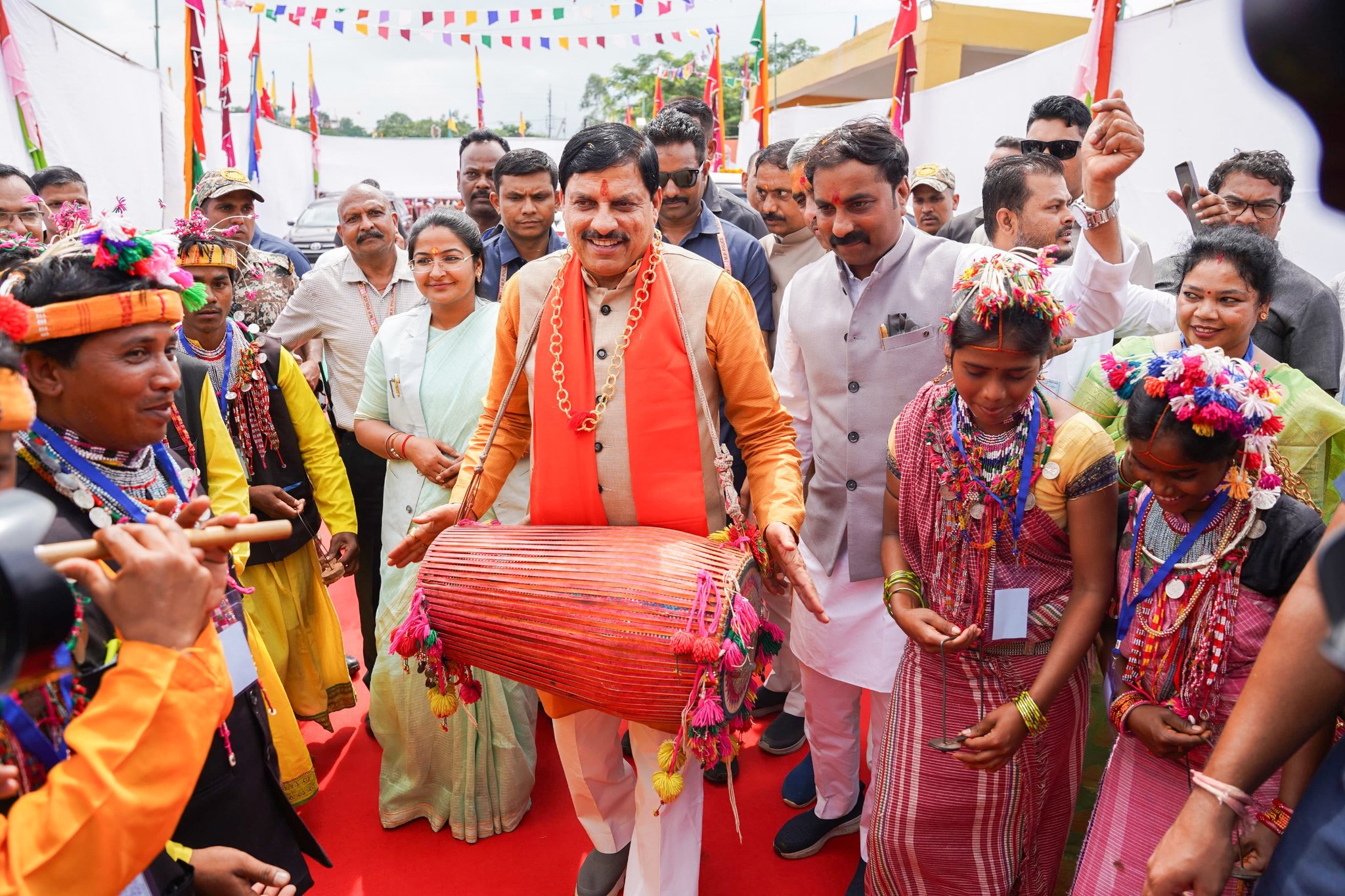 You are currently viewing डिंडौरी में CM यादव ने की कई बड़ी घोषणाएँ, बजाया वाद्ययंत्र : बहनों ने सीएम को भेंट की विशाल कंचन राखी..