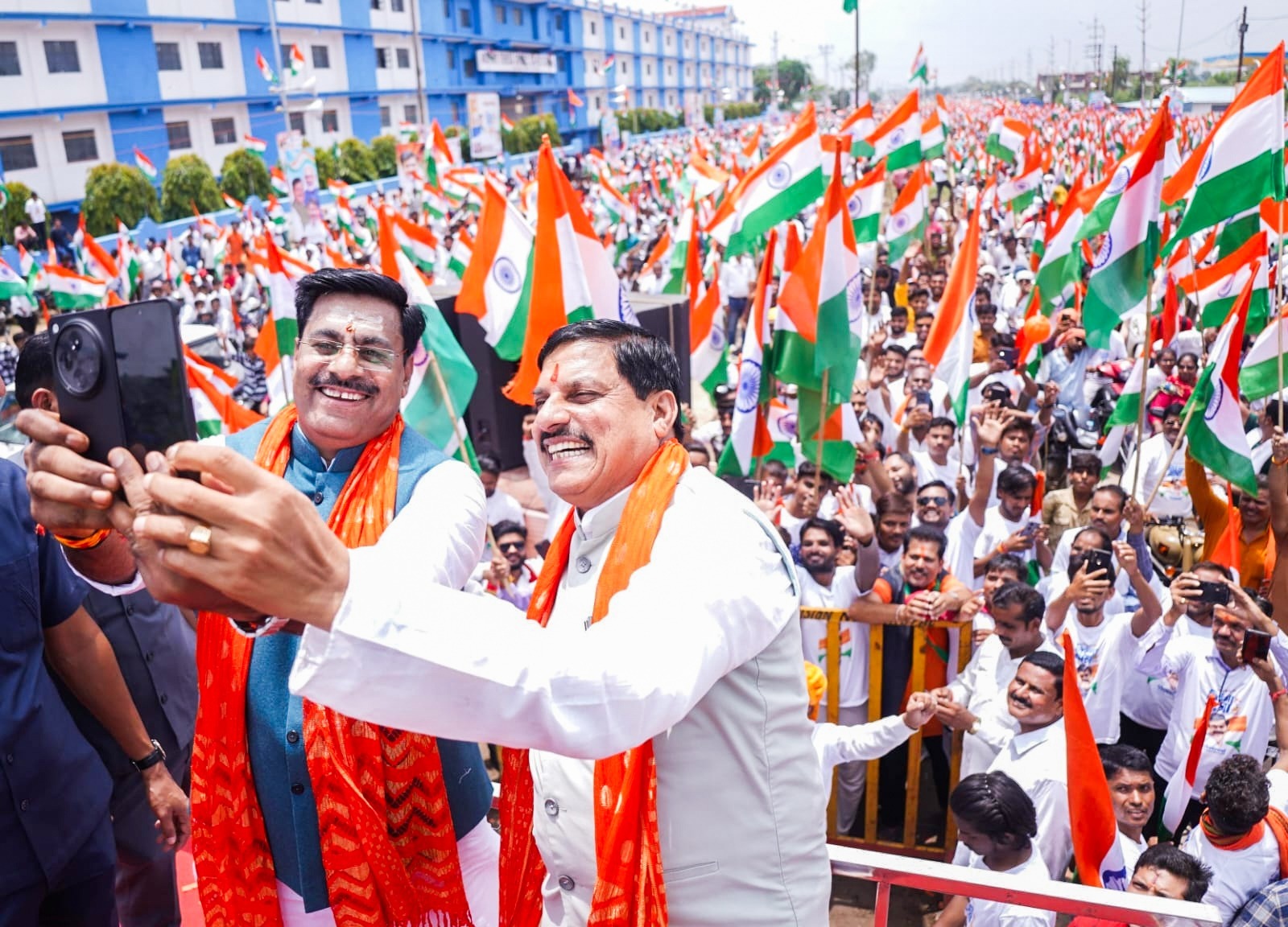 You are currently viewing राजधानी भोपाल में निकली भव्य तिरंगा यात्रा, CM यादव हुए शामिल ….