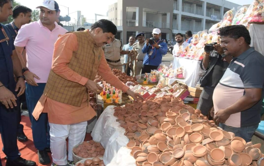 Read more about the article Vocal for Local: मुख्यमंत्री डॉ. मोहन यादव ने खरीदे मिट्टी के दीपक, बोले – धनतेरस से एकादशी तक छोटे व्यापारियों एवं हाथ ठेला वालों से नहीं लें बाजार शुल्क