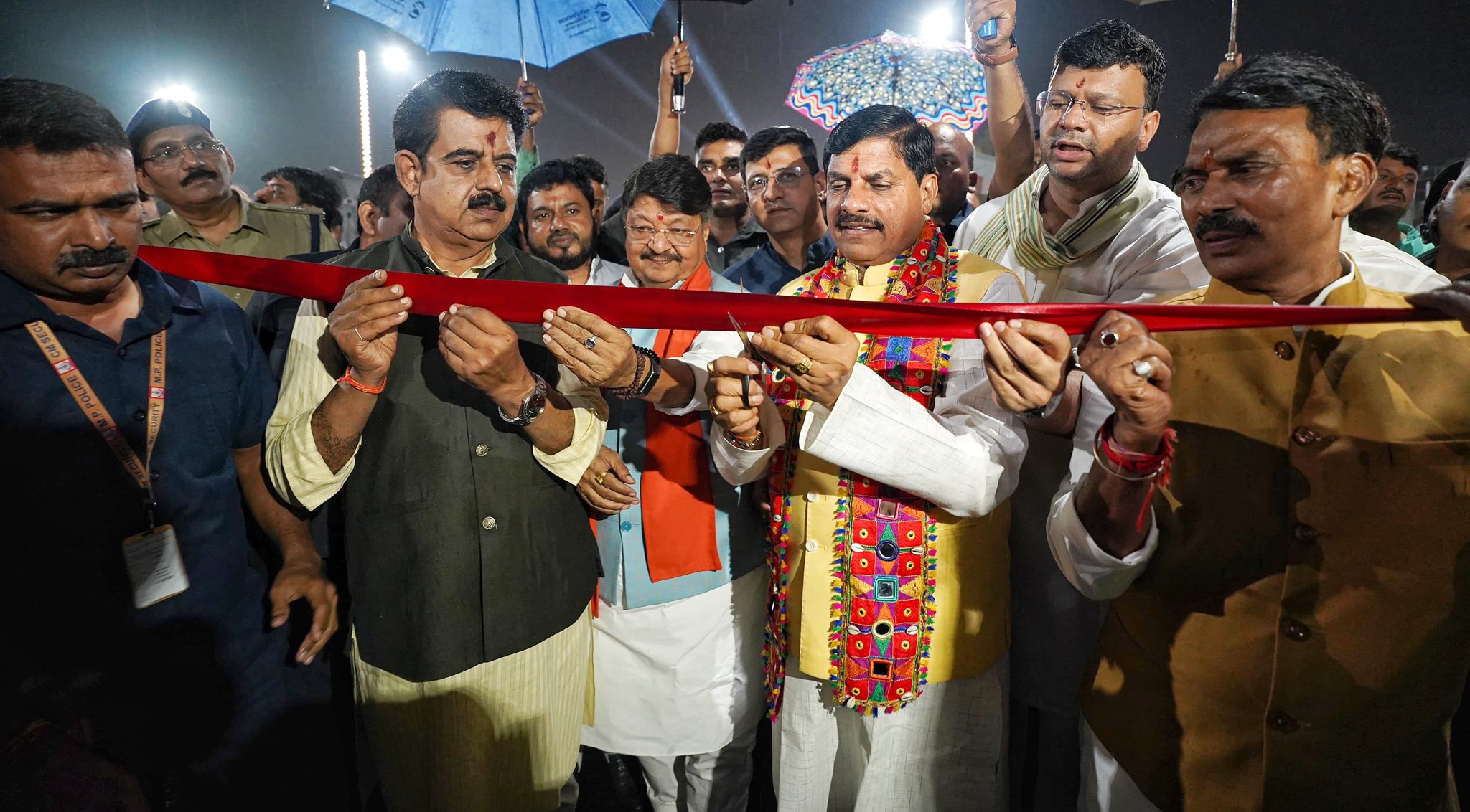 Read more about the article Indore: इतिहास में पहली बार जनता को मिली 4 फ्लाईओवर की सौगात, मुख्यमंत्री मोहन यादव ने करीब 222.25 करोड़ रुपये के 4 फ्लाईओवर का किया लोकार्पण; बोले – प्रदेश में विकास को नई गति देकर लिखा जाएगा नया अध्याय