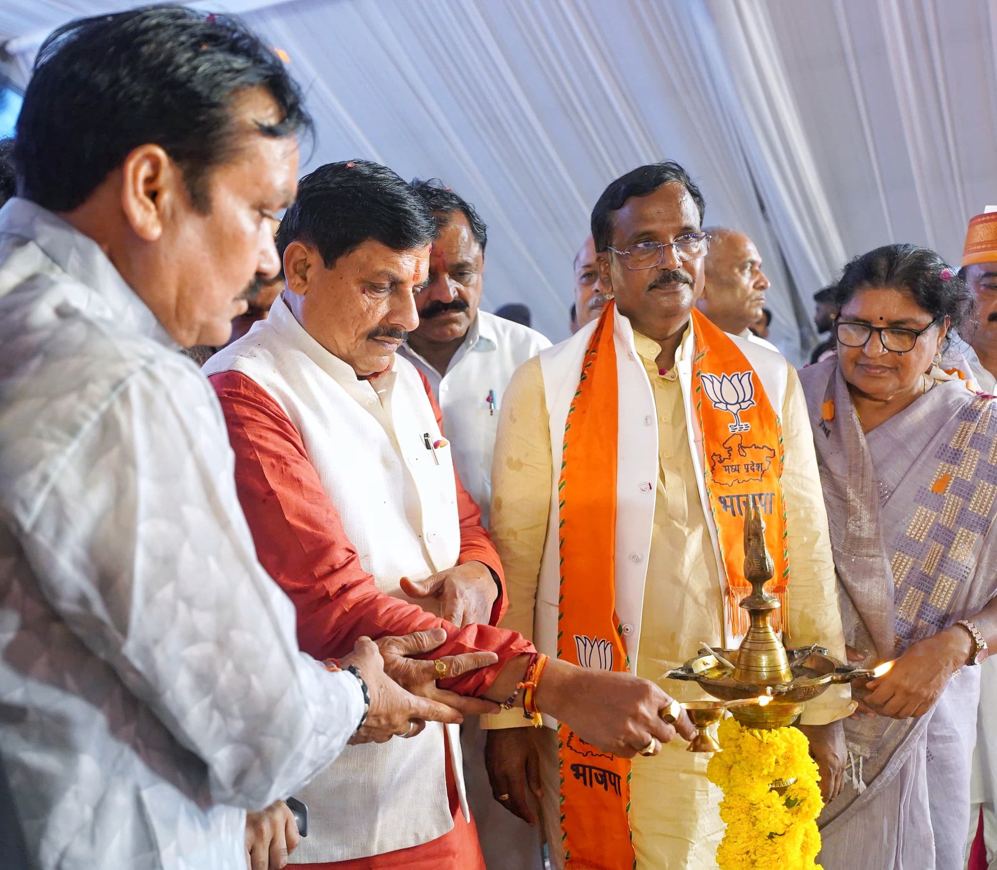 Read more about the article Ujjain: दशहरा मिलन उत्सव कार्यक्रम में शामिल हुए मुख्यमंत्री डॉ.यादव, 658 करोड़ की 16 सड़क परियोजनाओं का किया भूमि-पूजन ; बोले – सिंहस्थ के माध्यम से भारत दुनिया का करेगा नेतृत्व