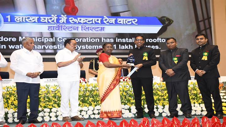 Read more about the article No. 1 Indore: बेस्ट वाटर डिस्ट्रिक्ट का मिला अवॉर्ड, राष्ट्रपति द्रोपदी मुर्मु ने कलेक्टर को किया राष्ट्रीय जल पुरस्कार से सम्मानित
