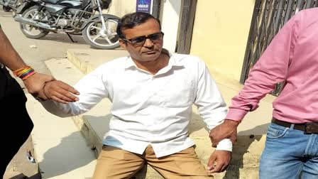 Read more about the article रिश्वतखोरी पर उज्जैन लोकायुक्त की बड़ी कार्रवाई, पटवारी 10 हजार की रिश्वत लेते रंगे हाथ गिरफ्तार