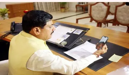 Read more about the article कार में फंसे लोगों के लिए फरिश्ता बनकर आया वारिस, बचाई जान; CM ने वीडियो कॉल पर की बात, एक लाख रुपए इनाम देने की घोषणा