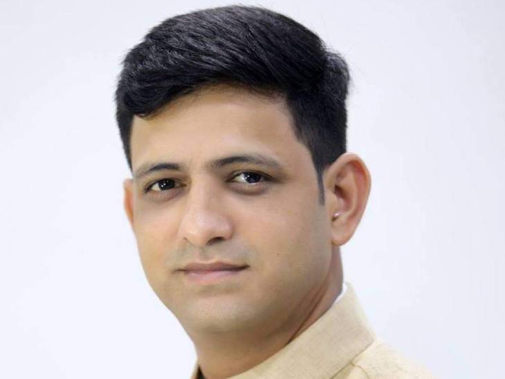 Read more about the article इंदौर महापौर पुष्यमित्र भार्गव ने कजिन की शादी में मचाई धूम, बुंदेलखंड लोकगीत “फंस गई जल मछली” पर थिरकते आए नज़र