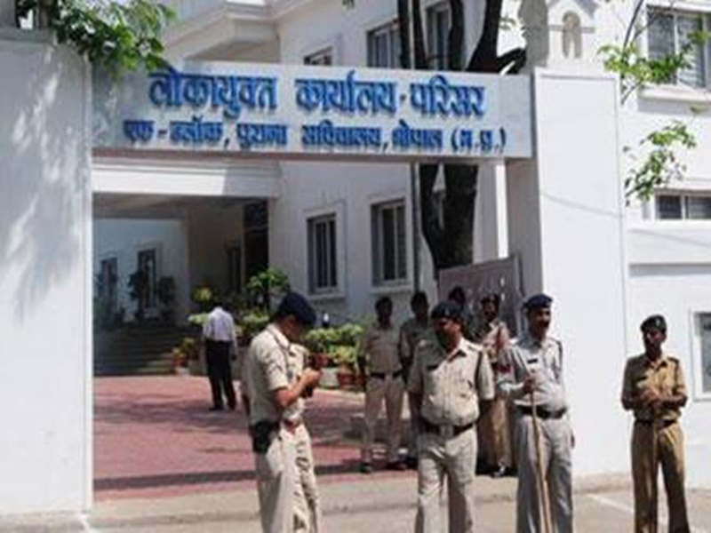 Read more about the article लोकायुक्त संगठन में बड़ा फेरबदल: सौरभ शर्मा की छापेमारी के बीच लोकायुक्त में हुई 6 इंस्पेक्टर्स की नियुक्ति, 3 दिन पहले ही 4 DSP समेत 34 पुलिसकर्मी हटाए गए थे