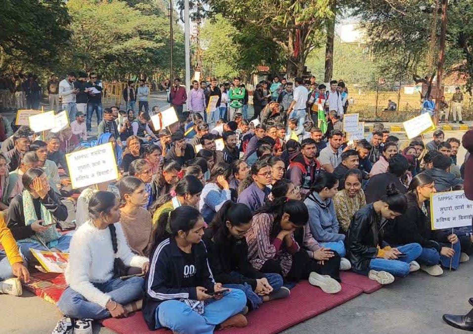 Read more about the article इंदौर में 70 घंटे चला MPPSC छात्रों का प्रदर्शन समाप्त, कई मांगों पर बनी सहमति; CM यादव से मिलेंगे स्टूडेंट