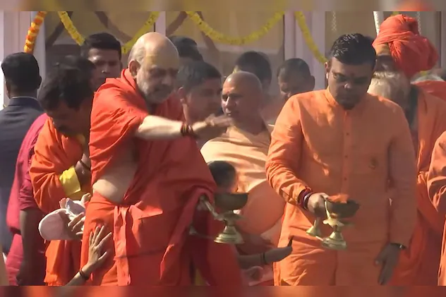 Read more about the article Maha Kumbh 2025: अमित शाह ने परिवार संग संगम में लगाई आस्था की डुबकी, पोते को दिलाया संतों का आशीर्वाद …