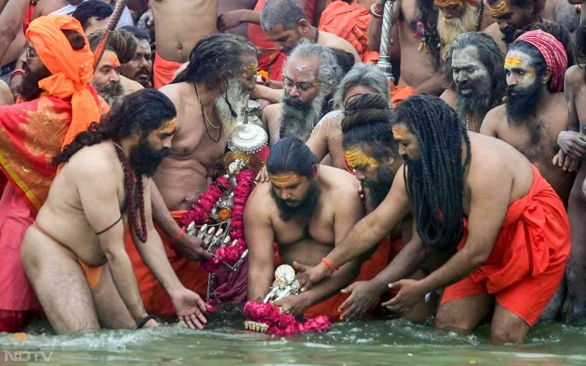 Read more about the article महाकुंभ का 17वां दिन: अमृत स्नान जारी, साधु-संत संगम की ओर रवाना; सुरक्षा के लिए तैनात RAF और पुलिस