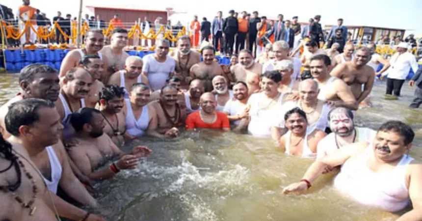 Read more about the article योगी आदित्यनाथ का महाकुंभ दौरा: कैबिनेट बैठक में लिए बड़े फैसले, 54 मंत्रियों के साथ लगाई संगम में डुबकी; सामने आया VIDEO