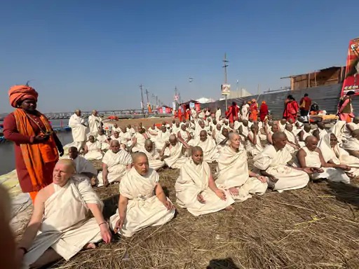 Read more about the article महाकुंभ में 100 महिलाओं ने लिया नागा संन्यास, अमेरिका और इटली की महिला बनीं नागा संन्यासी; गंगा तट पर किया पिंडदान!