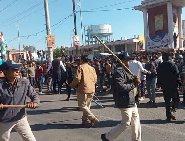 Read more about the article क्या सच में खोला गया यूनियन कार्बाइड कचरे का कंटेनर? पीथमपुर में अफवाह के कारण हुआ पथराव, सुरक्षा में तैनात पुलिसकर्मियों की गाड़ी का कांच टूटा