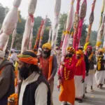 Prayagraj Maha Kumbh 2025 में आज एक साथ तीन अखाड़े कर रहे हैं प्रवेश, तलवारें लहराते हाथी, घोड़े, ऊंट और रथ पर सवार होकर निकले 10 हजार साधु संत