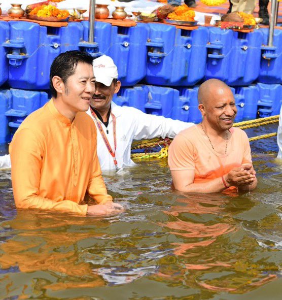You are currently viewing मुख्यमंत्री योगी संग भूटान नरेश ने संगम में लगाई आस्था की डुबकी, गंगा पूजन के बाद अक्षयवट धाम और लेटे हनुमान मंदिर के किए दर्शन; कल प्रधानमंत्री मोदी का होगा महाकुंभ में आगमन