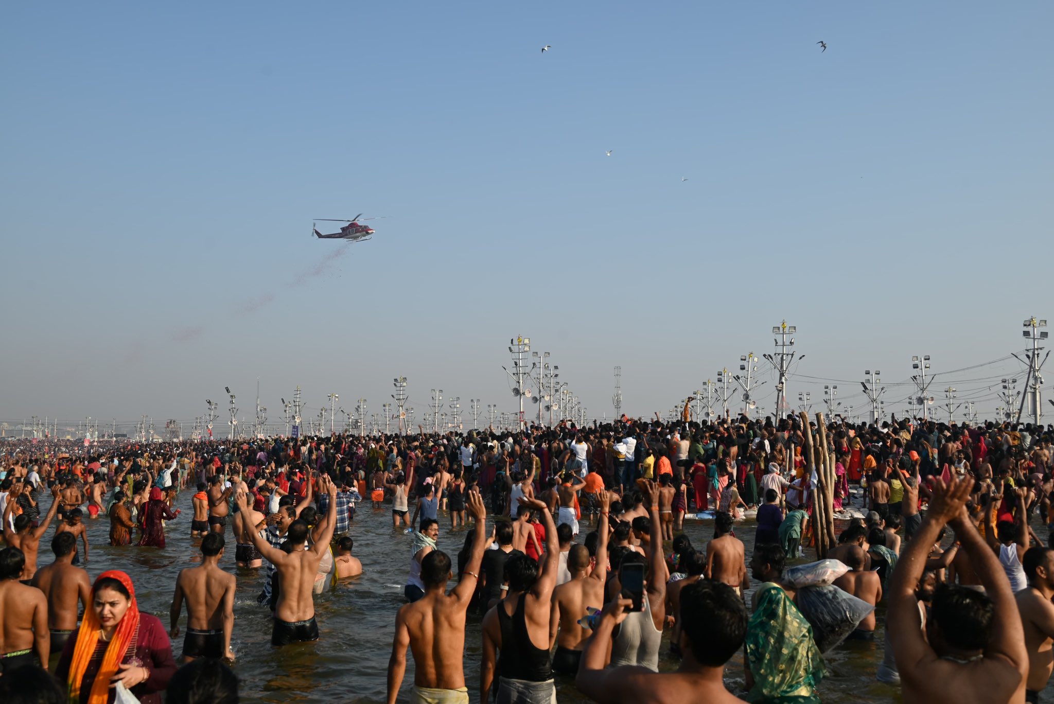 Read more about the article Prayagraj Mahakumbh पांचवा स्नान आज, माघ पूर्णिमा पर करोड़ों श्रद्धालुओं ने लगाई आस्था की डुबकी: सीएम योगी वॉर रूम से कर रहे हैं महाकुंभ की निगरानी, सुरक्षा में 2500+ CCTV कैमरे एक्टिव