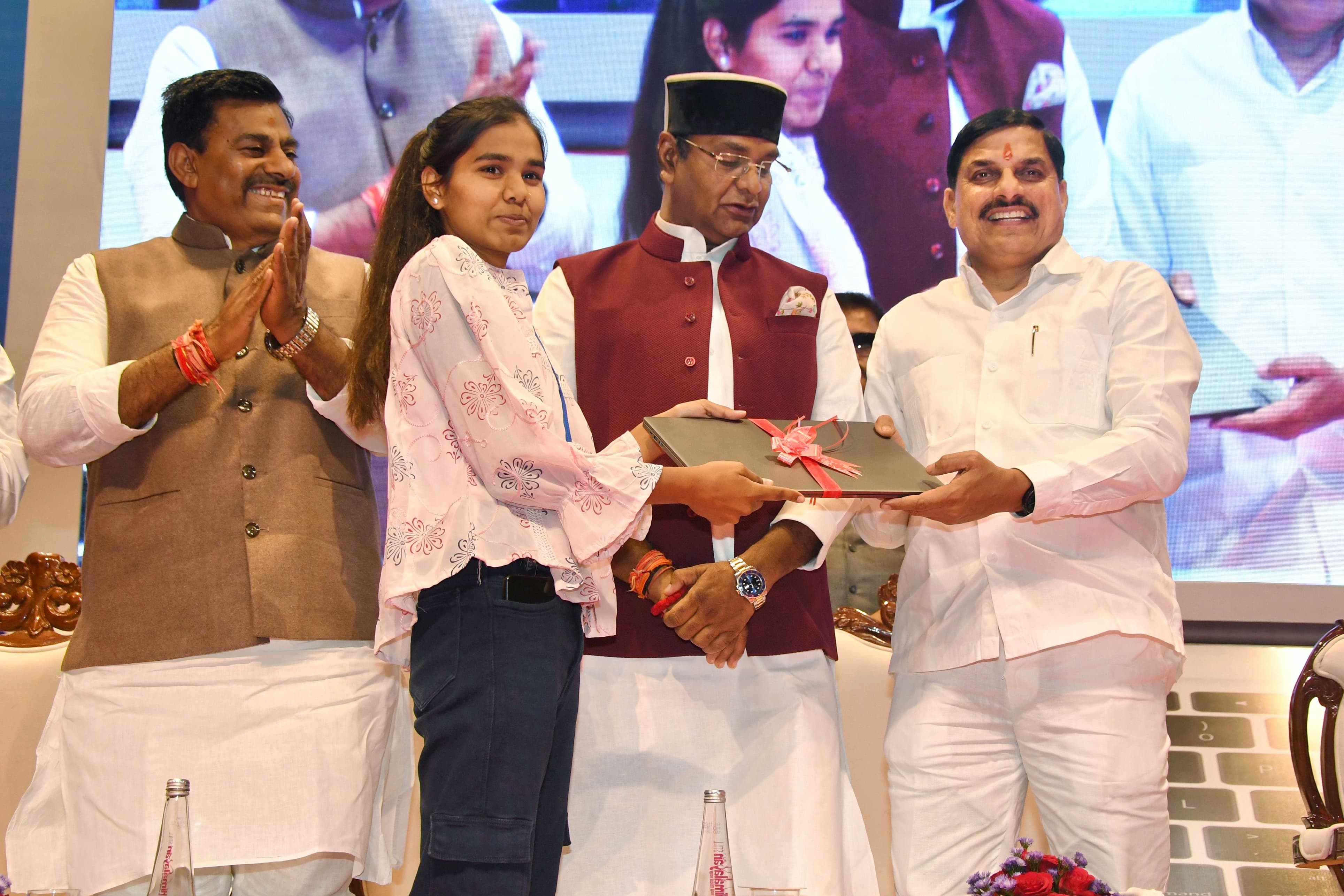 Read more about the article मध्यप्रदेश सरकार ने 89 हजार छात्रों को बांटी लैपटॉप की राशि, CM मोहन यादव ने किया सिंगल क्लिक ट्रांसफर; छात्रों के खाते में पहुंचे ₹224 करोड़