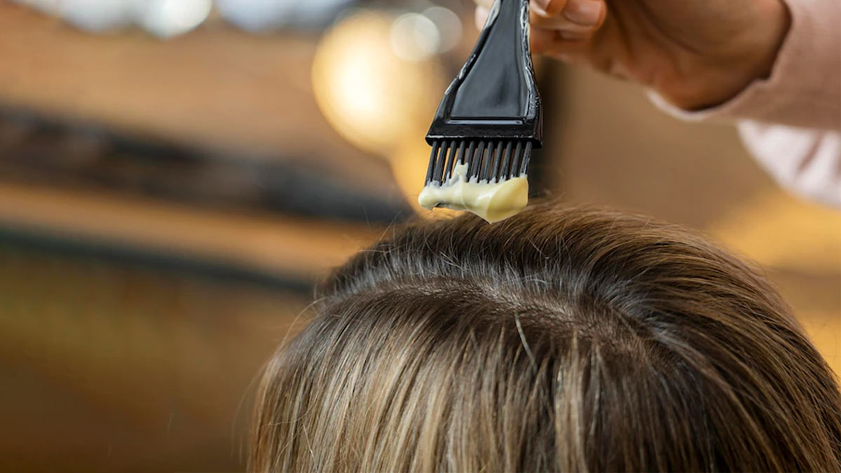 Read more about the article नेचुरल हेयर डाई: बिना केमिकल के इन 5 चीज़ों से पाएं खूबसूरत बालों का रंग!