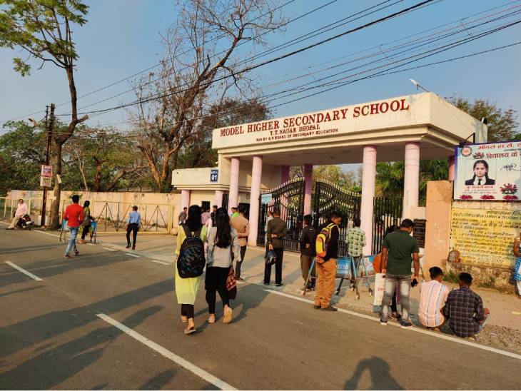 Read more about the article MP Board 10वीं परीक्षा शुरू: पहला पेपर हिंदी का, पूरे प्रदेश में परीक्षा केंद्रों पर सुरक्षा के कड़े इंतजाम; इस बार नहीं मिलेगी अतिरिक्त कॉपी