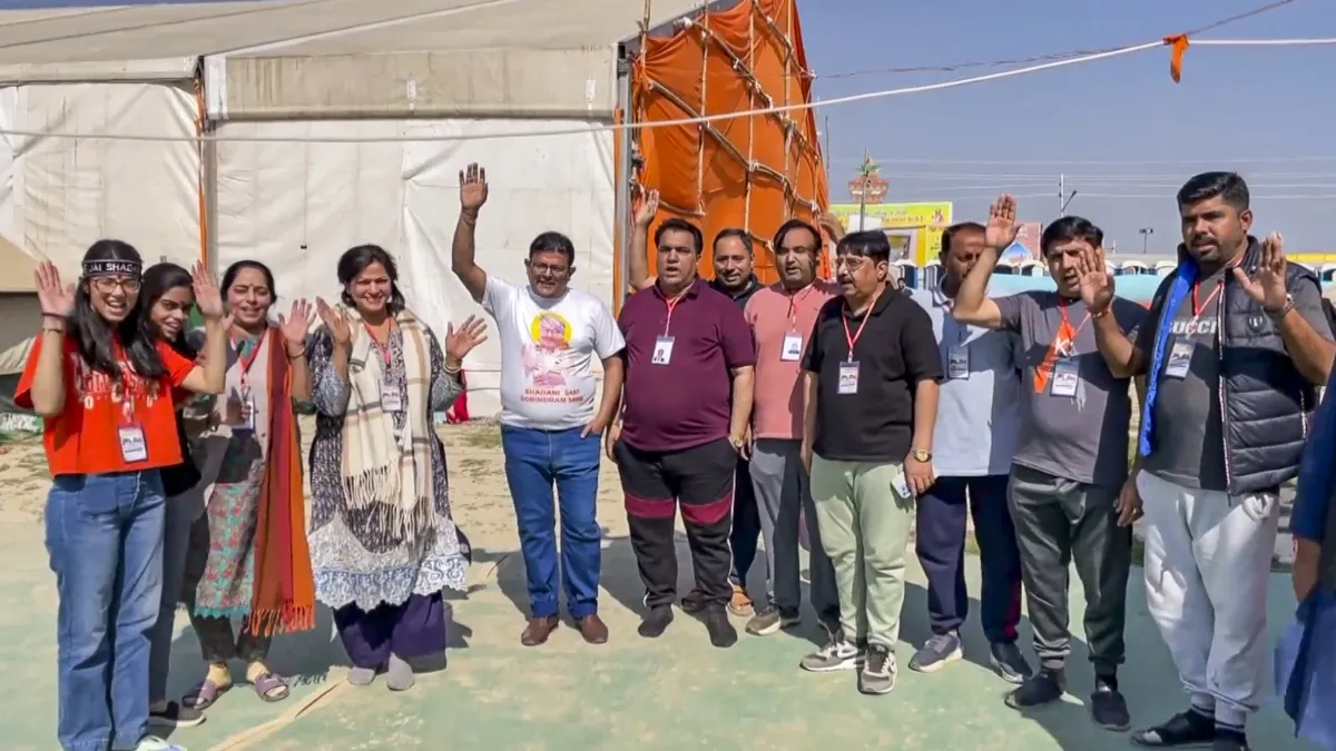 Read more about the article Mahakumbh 2025: पाकिस्तान के सिंध से आए 68 श्रद्धालुओं ने संगम में लगाई आस्था की डुबकी, बोले – “हम खुद को रोक नहीं सके…”