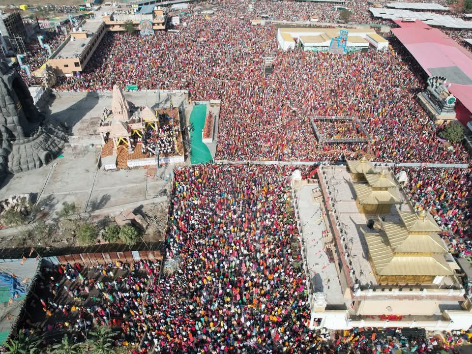 Read more about the article कुबेरेश्वर धाम में आस्था का महासंगम, रुद्राक्ष महोत्सव में उमड़ा भक्तों का सैलाब: 25 फरवरी से अब तक 30 लाख श्रद्धालुओं ने लिया शिवपुराण कथा का पुण्य लाभ, एक करोड़ से अधिक रुद्राक्ष हुए अभिमंत्रित; समापन कार्यक्रम में शामिल होने पहुंचे CM