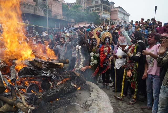 Read more about the article काशी के मणिकर्णिका घाट पर खेली जा रही महाश्मशान की होली: 5000 नागा संन्यासी चिता की राख से खेल रहे अनोखी होली, 25 देशों से आए श्रद्धालु; महिला श्रद्धालुओं को प्रवेश की अनुमति नहीं