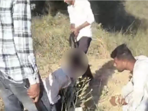 Read more about the article प्रेम का जुनून बना सजा का कारण: भीड़तंत्र ने युवक को बेल्ट और डंडों से बेरहमी से पीटा, गर्लफ्रेंड से मिलने आया युवक; वीडियो हुआ वायरल, पुलिस ने शुरू की जाँच