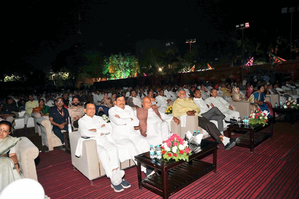 Read more about the article मुख्यमंत्री मोहन यादव ने मंत्रियों और विधायकों संग देखी ‘छावा’, बोले – “ऐसा पुत्र भगवान सबको दे”; CM ने संभाजी महाराज की वीरता पर पढ़ी काव्य रचना