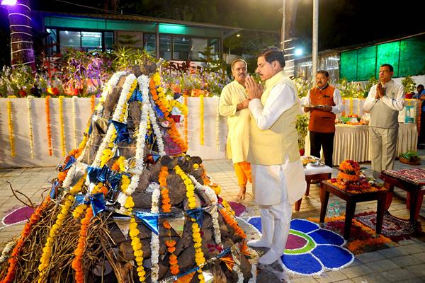 You are currently viewing मुख्यमंत्री डॉ. मोहन यादव ने कर्मचारियों संग मनाया त्योहार: मुख्यमंत्री निवास में किया होलिका दहन, प्रदेशवासियों को दी बधाई