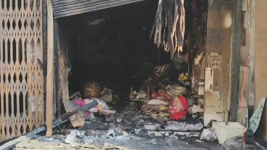 Read more about the article इंदौर: नौकरी से निकाले जाने पर गुस्साए कर्मचारी ने अपने सेठ की दुकान में लगाई आग, 22 दुकानें जली; पुलिस ने किया गिरफ्तार