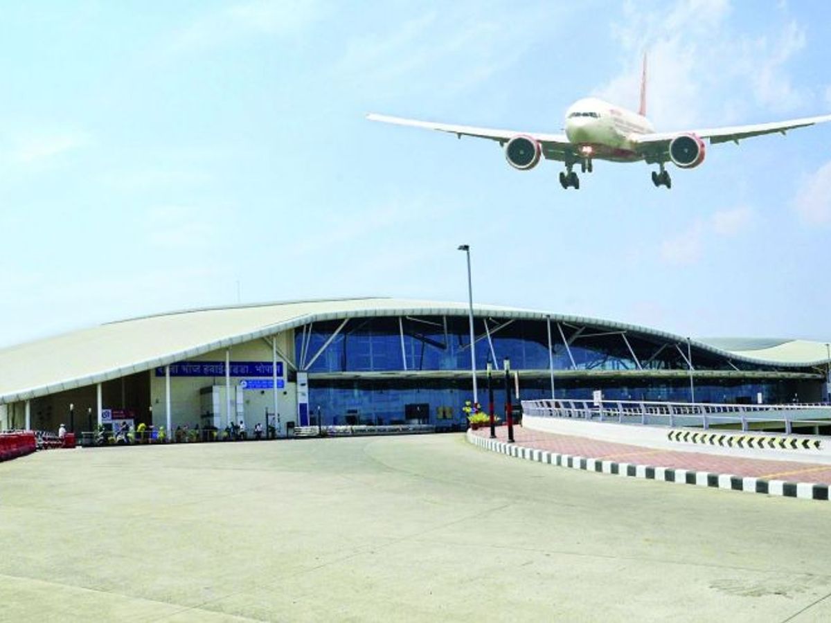 You are currently viewing भोपाल से अब लंबी दूरी की अंतरराष्ट्रीय उड़ानें संभव: पहली बार बोइंग 777-300ER की हुई सफल लैंडिंग,17 घंटे बिना रुके उड़ान भरने की रखता है क्षमता; DGCA की अनुमति के बाद B-777 जैसी बड़ी उड़ानों का संचालन संभव