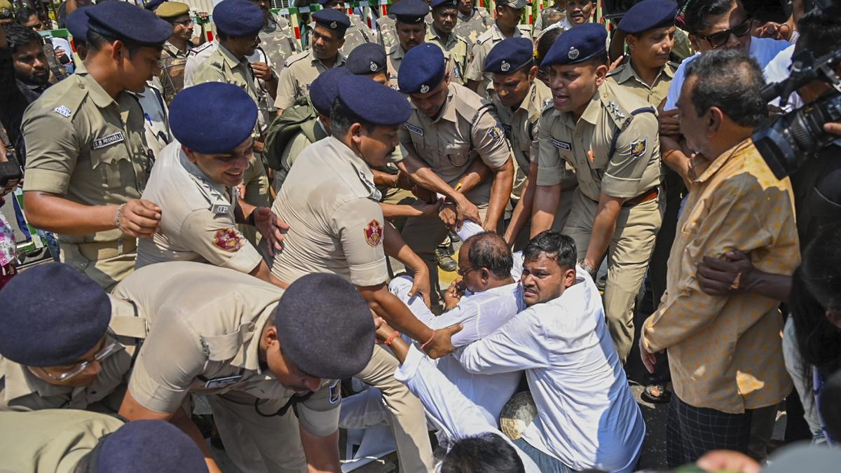 Read more about the article ओडिशा विधानसभा में हंगामा: कांग्रेस विधायकों के निलंबन पर मचा बवाल, पुलिस से हुई झड़प; लाठीचार्ज और वाटर कैनन के इस्तेमाल के बाद बिगड़े हालात