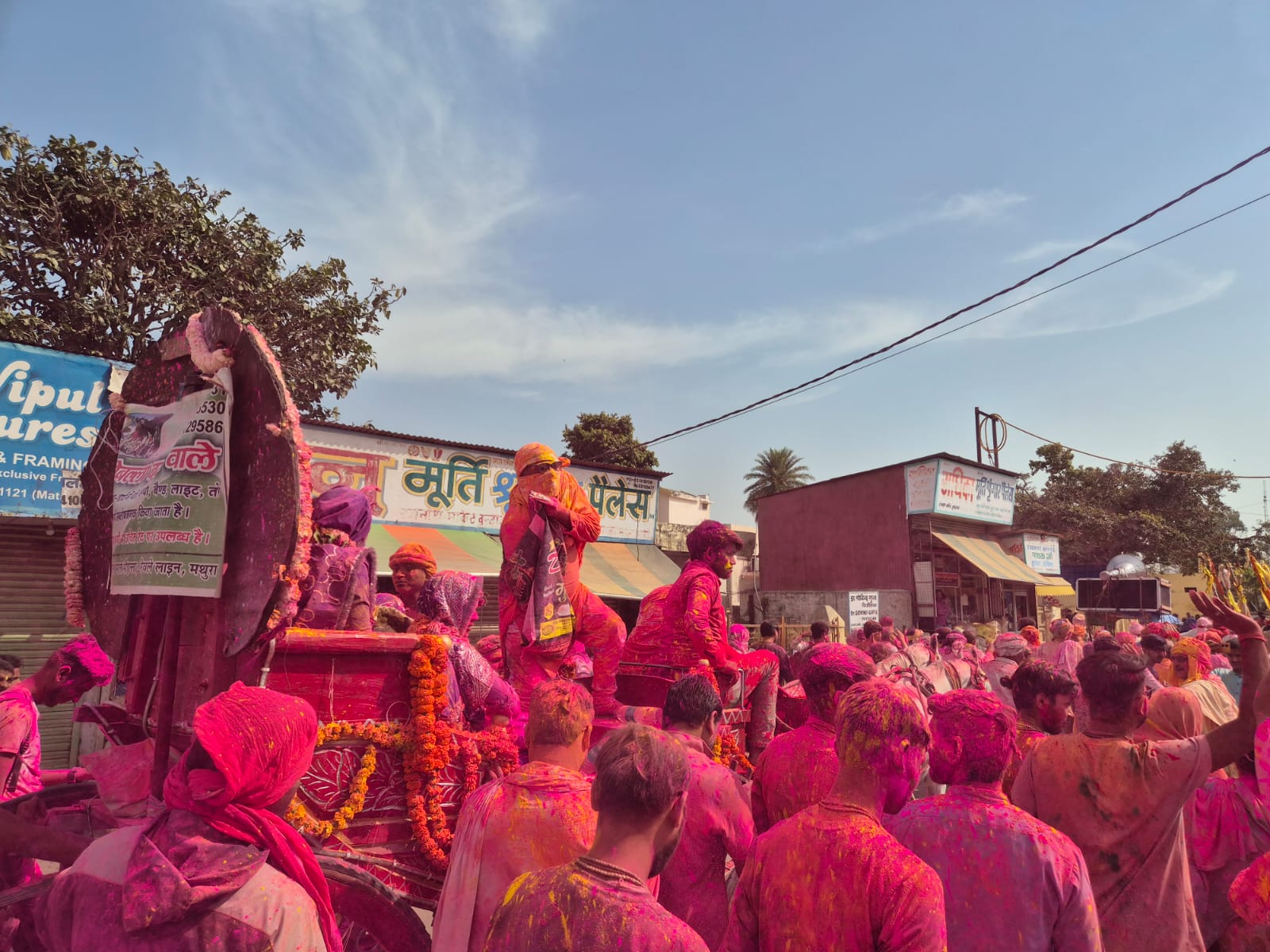 Read more about the article ब्रज में रंगों की बयार: रंगभरनी एकादशी से गीली होली का शुभारंभ, बांके बिहारी जी की स्वर्ण पिचकारी से भक्तों पर प्रेमरस की वर्षा; 10 से 14 मार्च तक पदयात्रा नहीं करेंगे प्रेमानंद महाराज