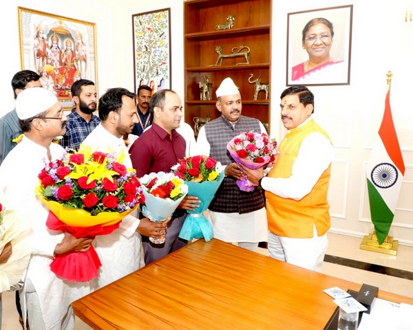 You are currently viewing वक्फ संशोधन विधेयक राज्यसभा में भी पास: मुख्यमंत्री डॉ. मोहन यादव से मुस्लिम समाज के प्रतिनिधिमंडल ने की भेंट, वक्फ़ बिल पारित होने पर प्रधानमंत्री एवं सरकार का जताया आभार