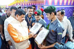 Read more about the article “‘सीएम राइज स्कूल’ अब कहलाएंगे ‘सांदीपनि स्कूल’: CM मोहन यादव ने ‘स्कूल चलें हम’ अभियान के तहत प्रवेशोत्सव कार्यक्रम 2025 का शुभारंभ किया, छात्रों को मिली निःशुल्क पाठ्य-पुस्तकें; जुलाई से बेटियों को मिलेगी साइकिल
