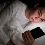 सोने से पहले मोबाइल चलाने की आदत बन सकती है आपकी सेहत के लिए ‘साइलेंट किलर’ – जानिए कैसे बिगड़ रही है आपकी नींद, आंखें और मानसिक संतुलन