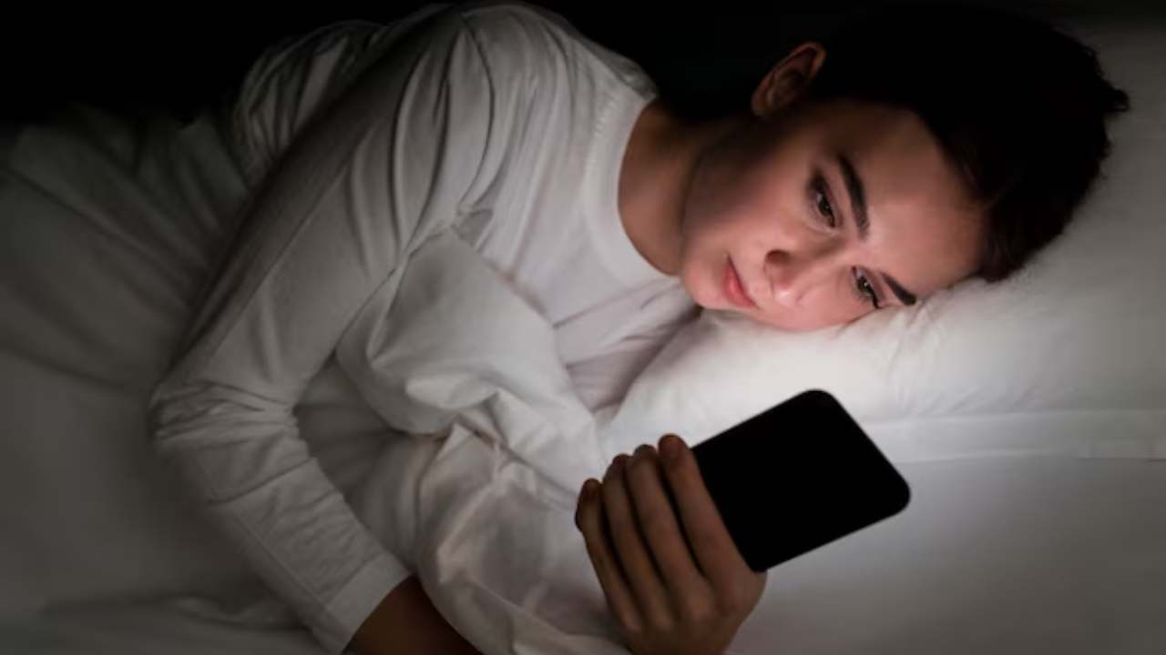 You are currently viewing सोने से पहले मोबाइल चलाने की आदत बन सकती है आपकी सेहत के लिए ‘साइलेंट किलर’ – जानिए कैसे बिगड़ रही है आपकी नींद, आंखें और मानसिक संतुलन