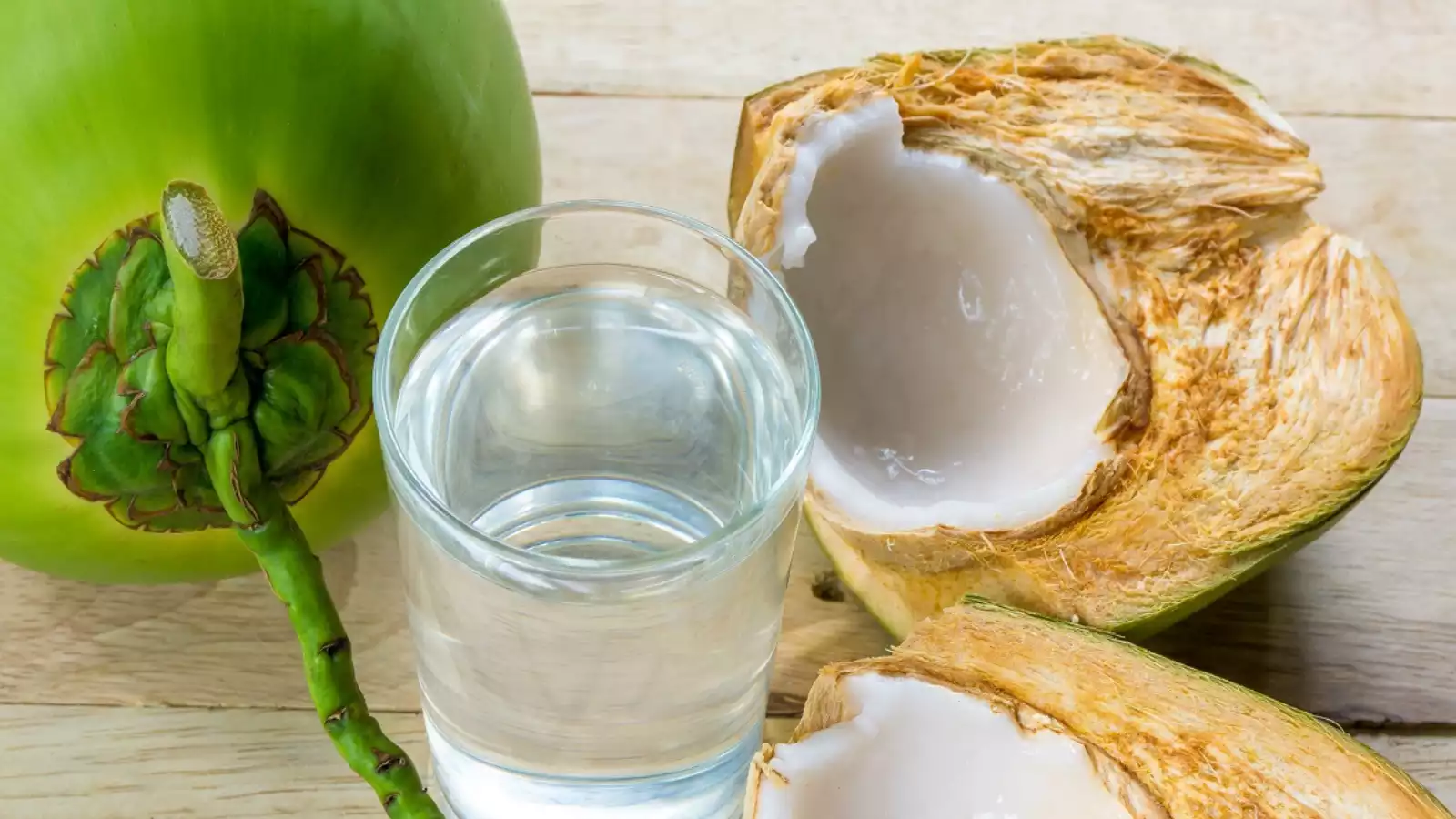 You are currently viewing गर्मियों में हेल्दी और हाइड्रेट रहने का नेचुरल तरीका: जानिए कैसे चुनें पानी से भरपूर नारियल