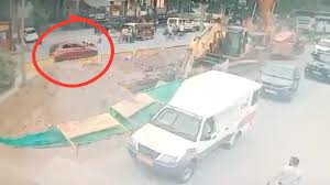 Read more about the article ग्वालियर में दिनदहाड़े लूट: पुलिसकर्मी को बोनट पर लटकाकर भागे बदमाश, दो गिरफ्तार!